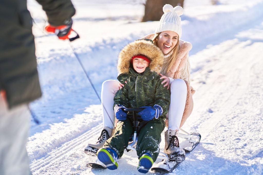 Si te preguntas que hacer en los Pirineos en invierno en familia, os animamos a disfrutar de la nieve, bien en trineo o esquiando en una de las múltiples estaciones de Huesca